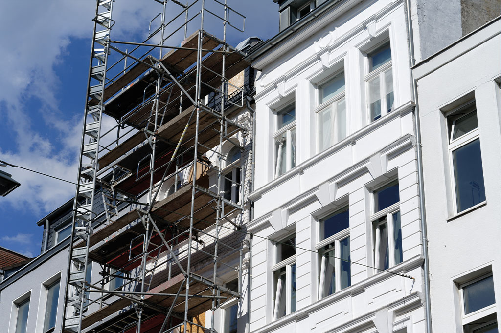 Energetisch sanieren: Eine Hausfassade mit Gerüst