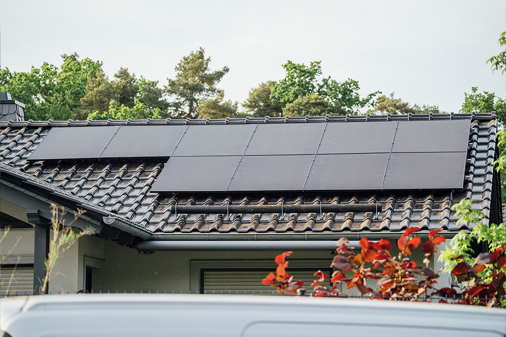 Energetisch sanieren: Photovoltaikzellen auf einem grauen Dach.